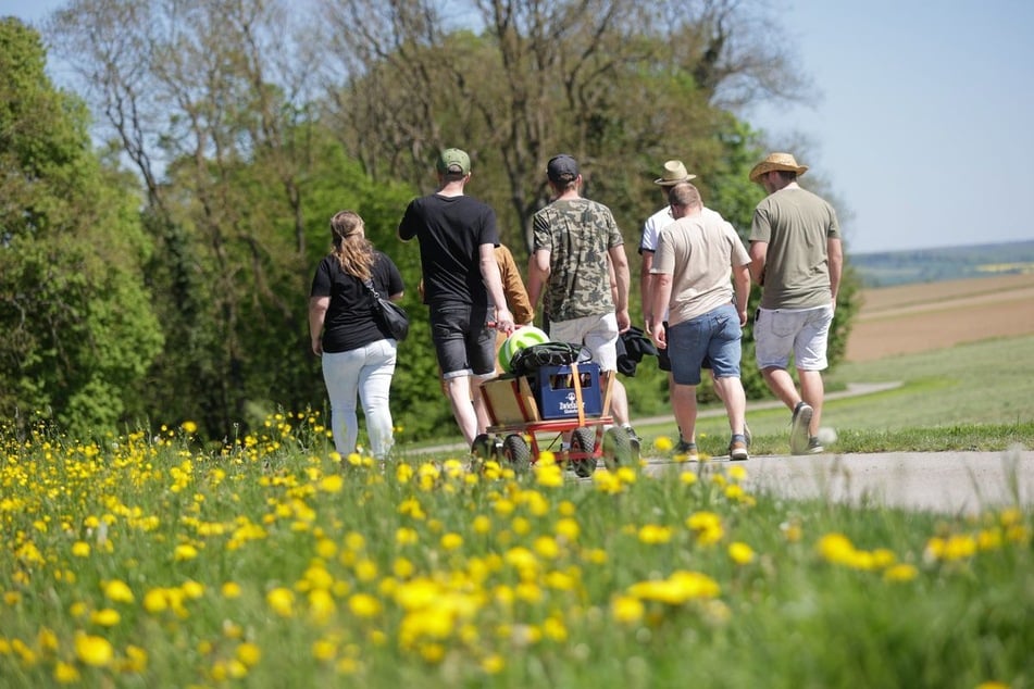 Zahlreiche Menschen gehen am 1. Mai spazieren oder wandern. (Symbolfoto)