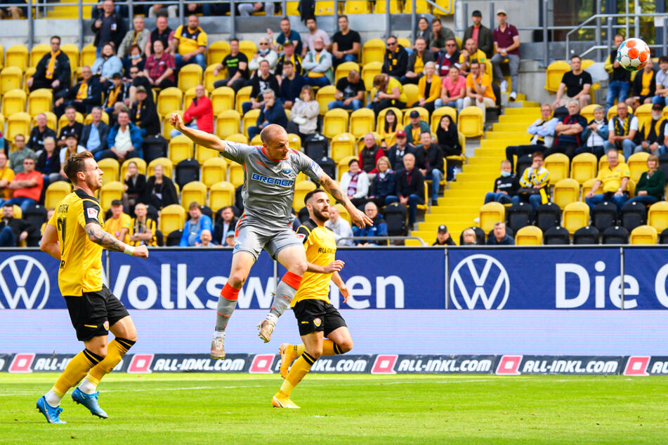 Der frühe Schock: Sven Michel (M.) köpft den SC Paderborn mit 1:0 in Führung.