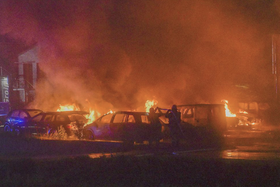 Rund 20 Autos standen gleichzeitig in Flammen.