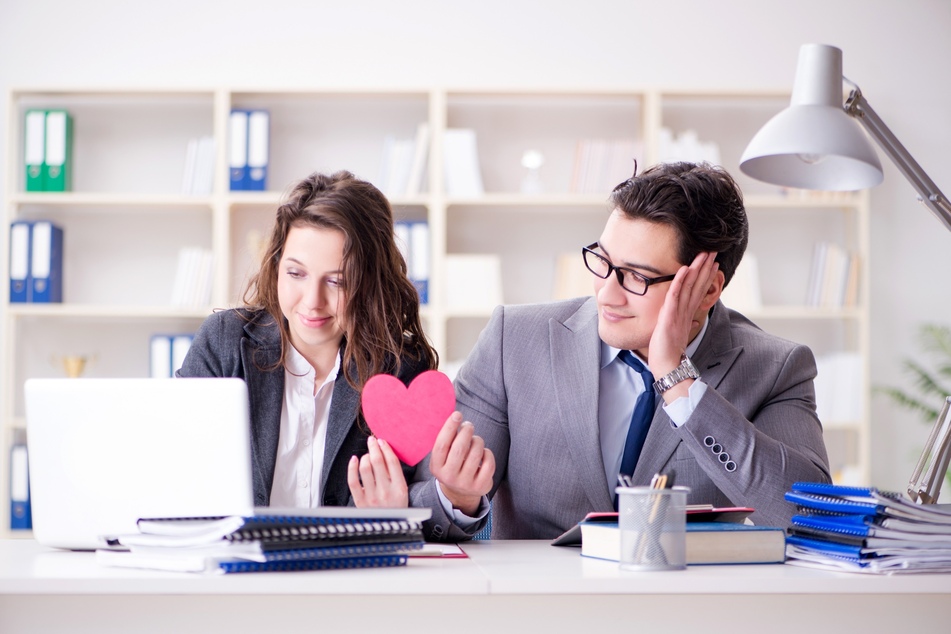 Mit dem richtigen Verhalten kann eine Liebe am Arbeitsplatz glücklich machen.