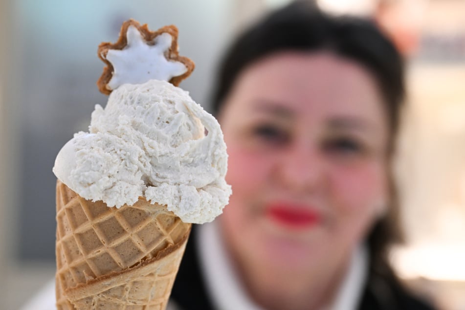 Rosella De Beni, Betreiberin des "Gelato Bella Italiano" in Bad Homburg, hält eine Waffel mit einem weihnachtlichen Zimtstern-Eis.