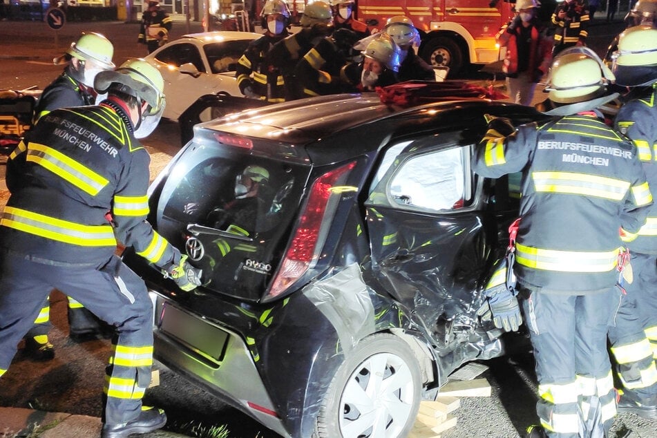 Die Feuerwehrkräfte mussten in München das Autodach entfernen, um die Frau (47) aus dem Wrack bergen zu können.