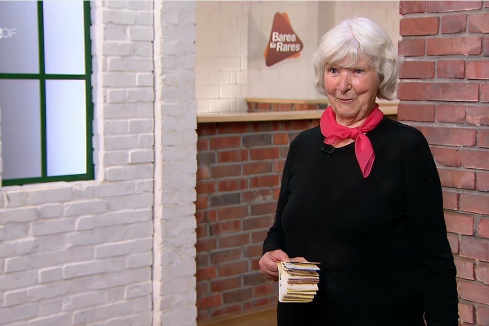 Mit einem satten Geld-Bündel in den Händen verlässt die ehemalige Lehrerin das TV-Studio im Pulheimer Walzwerk.