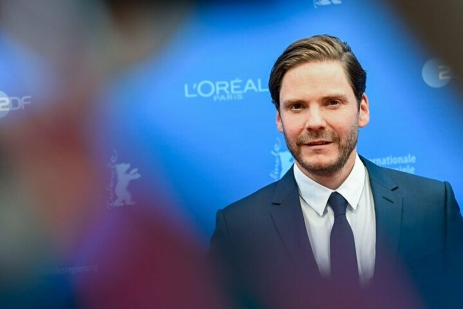 Schauspieler Daniel Brühl (43) hat bei "Nebenan" erstmals selbst Regie geführt.