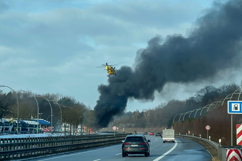Nach dem Unfall zog eine dichte Rauchwolke über die A7. Auch ein Rettungshubschrauber war vor Ort im Einsatz.