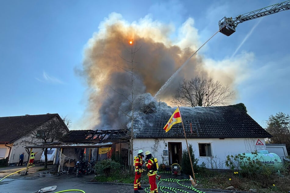 Die Flammen wurden von Feuerwehrleuten mit mehreren Strahlrohren, aber auch aus der Luft bekämpft.