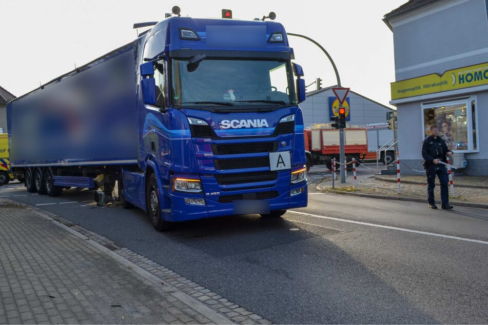 Der Laster erfasste beim Abbiegen eine Radfahrerin.