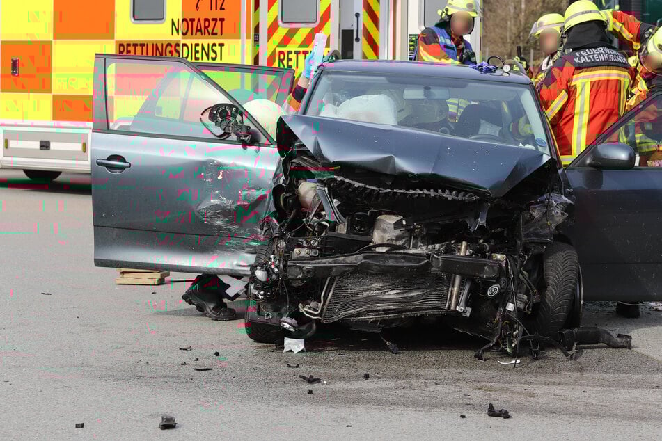 Unfall A7: A7 gesperrt! Überholversuch endet in Crash: Mehrere Personen verletzt