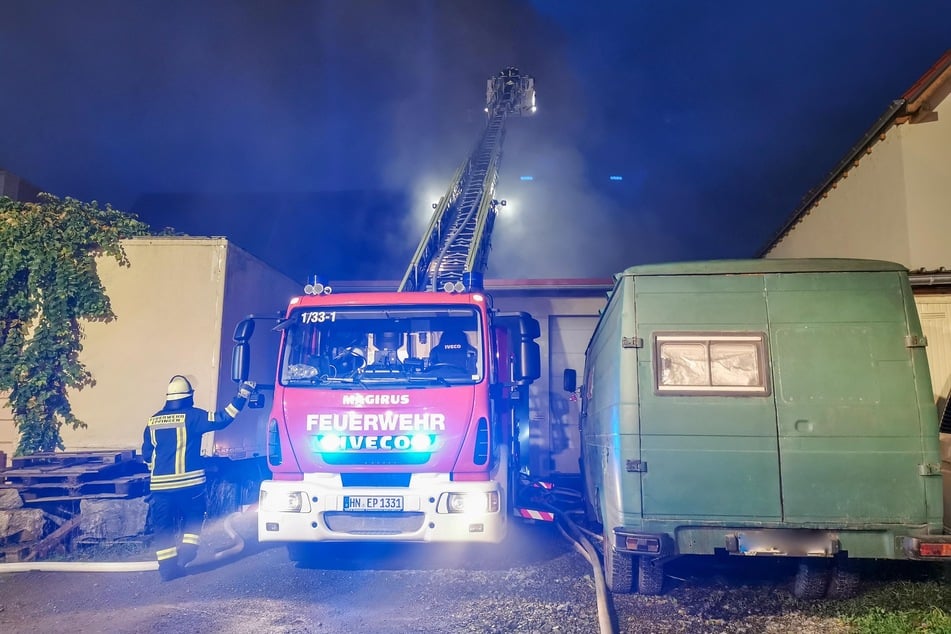 Die Feuerwehr stemmte sich den Flammen mit zahlreichen Einsatzkräften entgegen.