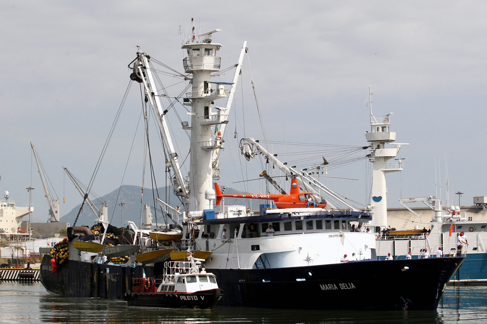 Der Thunfisch-Trawler "Maria Delia": Ein Begleithubschrauber sichtete Shaddocks beschädigten Segelkatamaran.