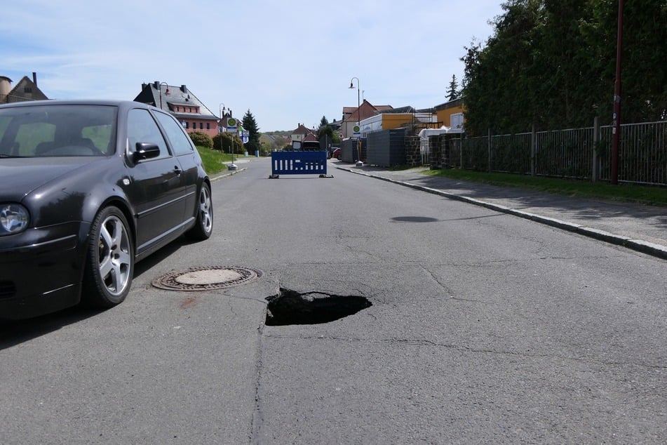 Auf der Grimmaer August-Bebel-Straße ist ein Loch im Asphalt.