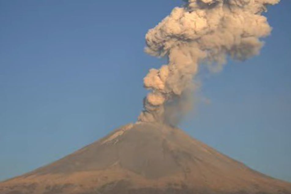Eine große Rauchsäule über dem Popocatépetl verspricht nichts Gutes.