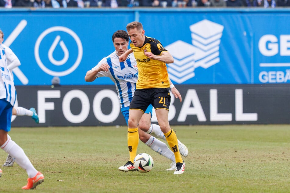 Für Dynamo Dresden und Niklas Hauptmann (29, r.) wäre ein Duell bei der "Kogge" von Hansa Rostock in der ersten Runde des DFB-Pokals möglich.