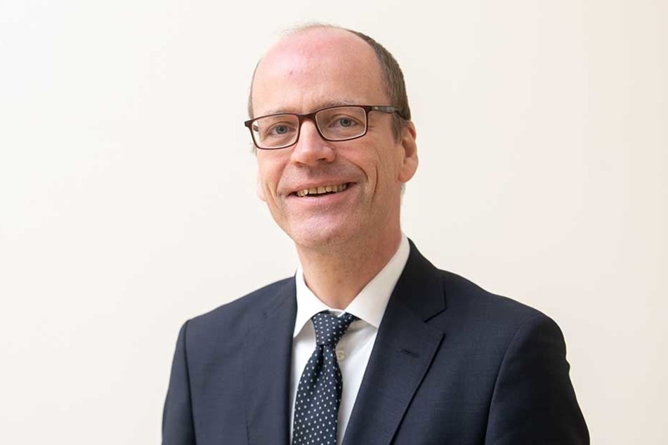 Sachsens Finanzminister Dr. Matthias Haß (51, CDU) ruft den Weihnachtsfrieden aus.