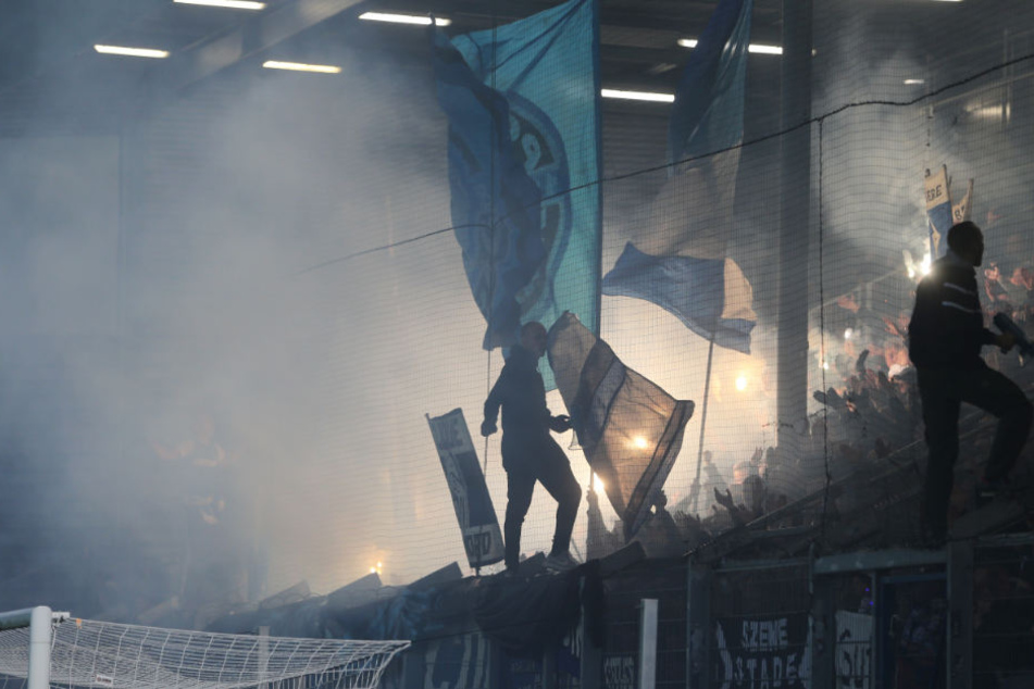 HSV-Fans haben Pyrotechnik gezündet. Wegen der durch den Rauch behinderten Sicht musste das Spiel kurzzeitig unterbrochen werden.
