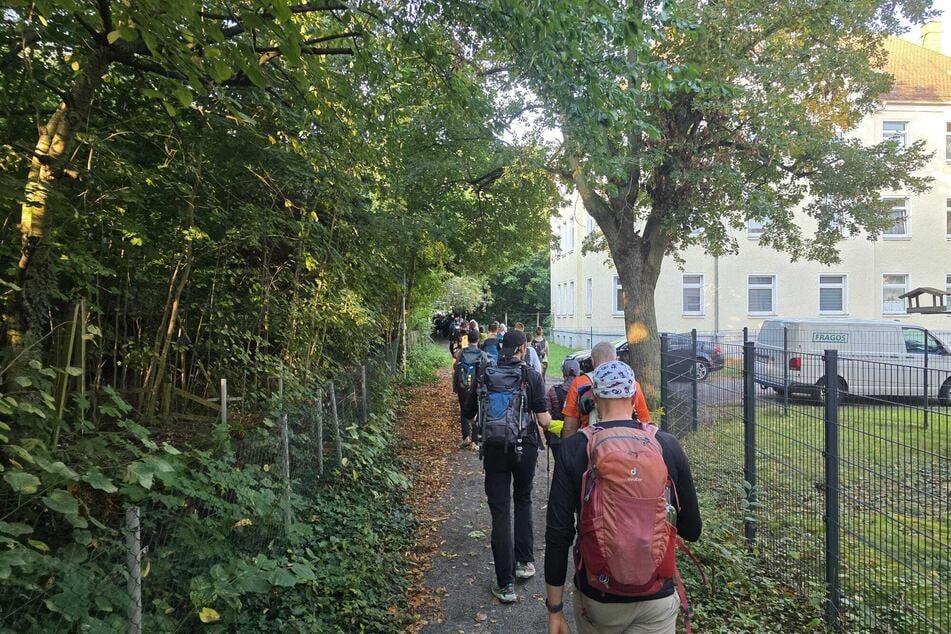 Aan het begin van de wandeltocht stonden de deelnemers nog dicht bij elkaar. Dat veranderde echter al na korte tijd.