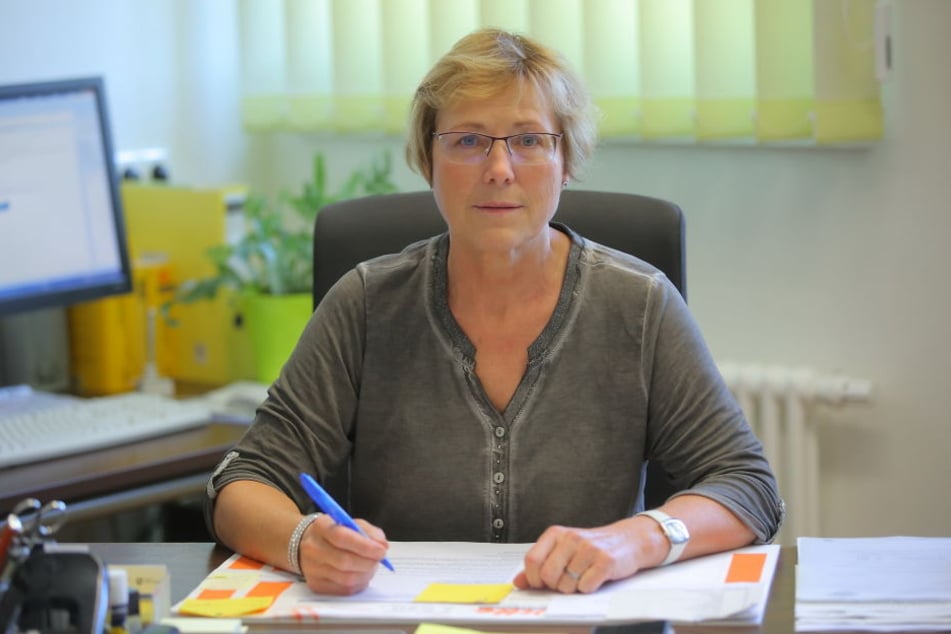 Direktorin Renate Kühnel (61) ärgert sich über die falschen Aushänge