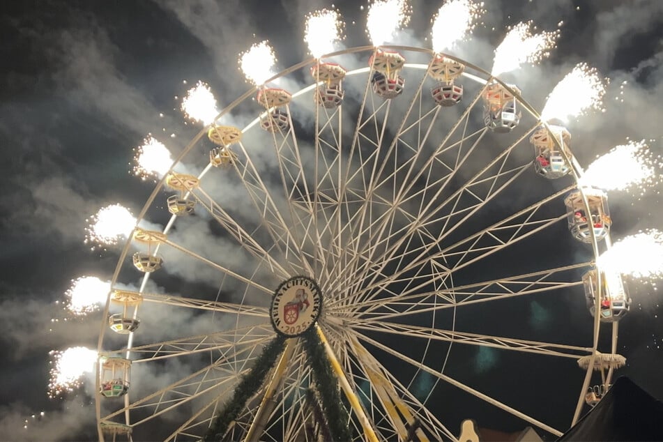Ein Feuerwerk leitete feierlich die Eröffnung des Weihnachtsmarktes ein.