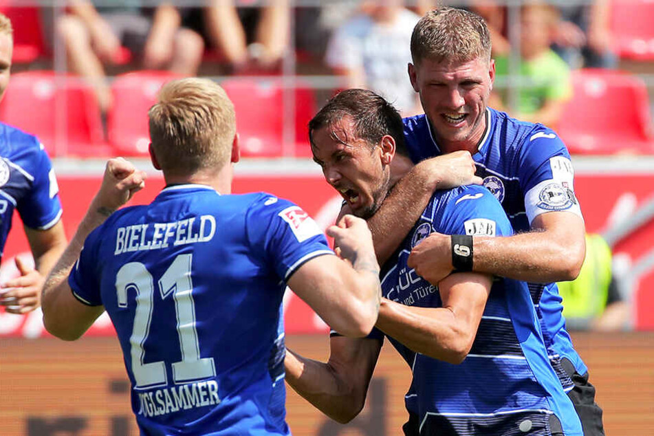 Arminen-Jubel: Manuel Prietl (M.) wird von Andreas Voglsammer (l.) und Fabian Klos zu seinem Treffer zum 2:1 beglückwünscht.