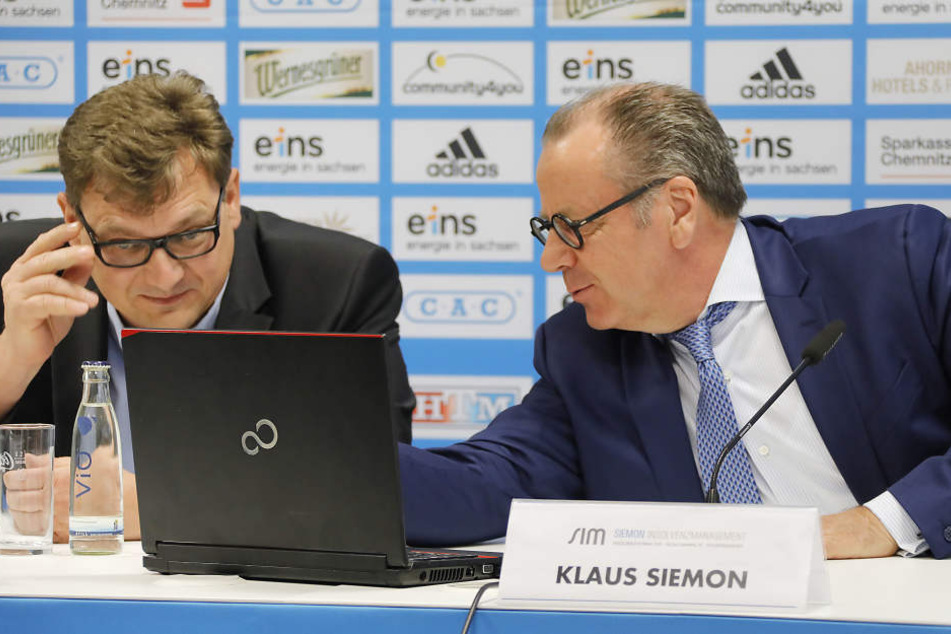 Pressekonferenz zur Vereinssituation im April 2018, rechts Insolvenzverwalter Klaus Siemon.
