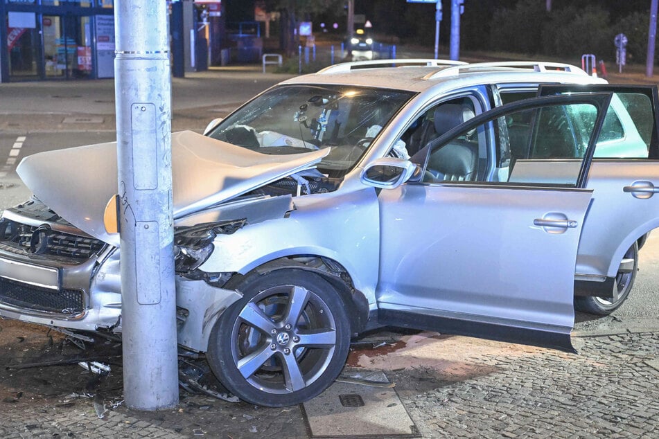 Bei dem Unfall krachte der VW gegen eine Ampel.