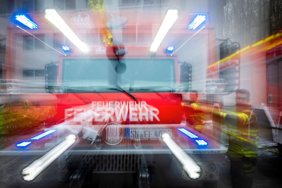 Zu einem größeren Feuerwehreinsatz im schwäbischen Bad Urach mussten die Einsatzkräfte in der Nacht auf Ostermontag ausrücken. (Symbolbild)