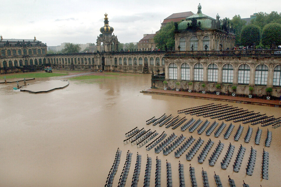 Blick in den vom Elbe-Hochwasser überfluteten Innenhof des Dresdner Zwingers.