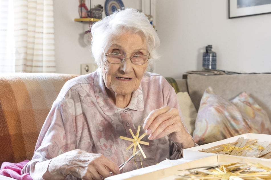 Sterne aus Stroh gehen Helga Kaiser (99) trotz ihres hohen Alters flott von der Hand.
