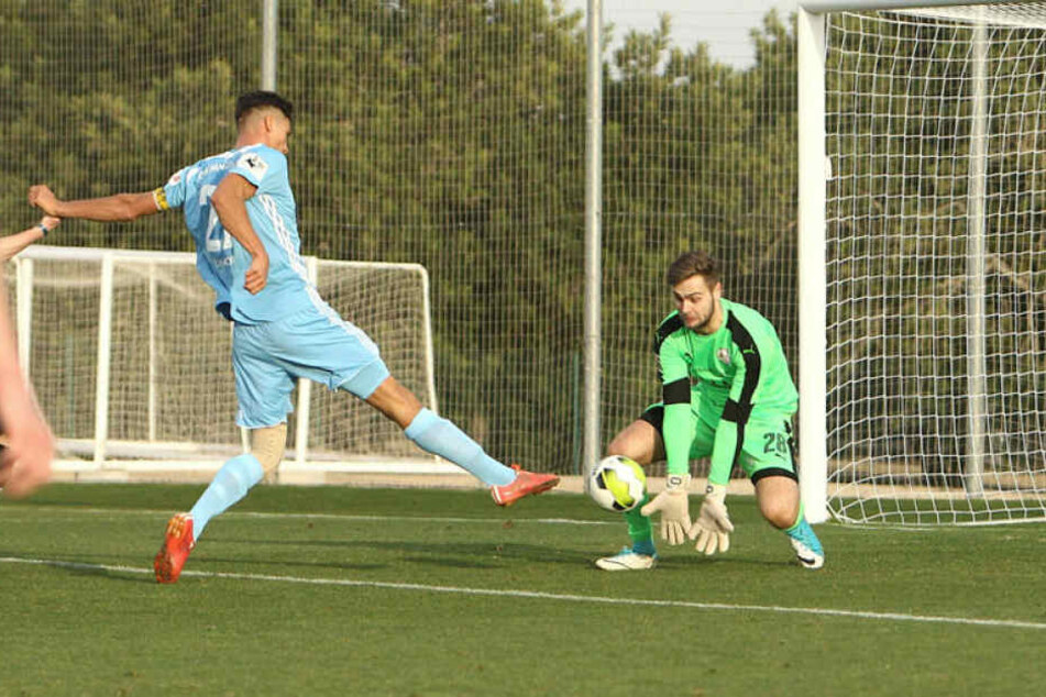 Chance für Myroslav Slavov im Testspiel gegen Germania Egestorf/Langreder, aber der Chemnitzer scheitert an Keeper Ole Schöttelndreier.
