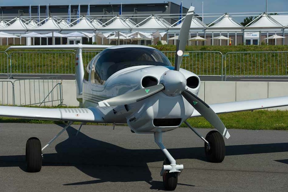Mit der Diamond Star DA40 schrieb der Pilot die Botschaft an den Himmel.
