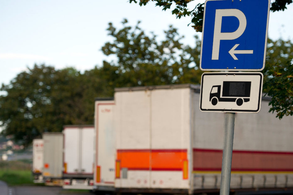 Der Fahrer eines Lastwagens erlebte an der B25 ein böses Erwachen. (Symbolbild)