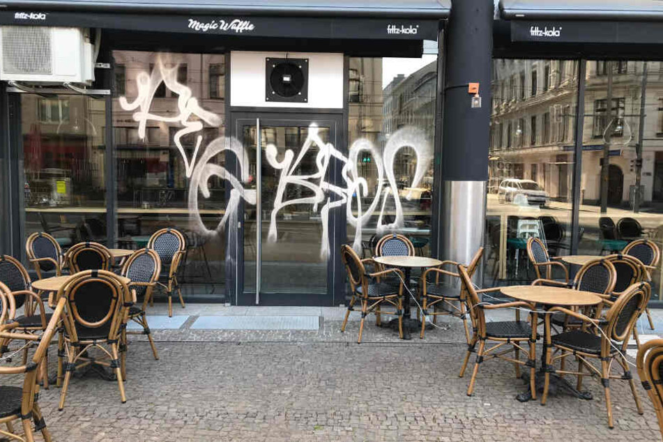Mit silberner Farbe "verzierten" die Täter die Scheiben.