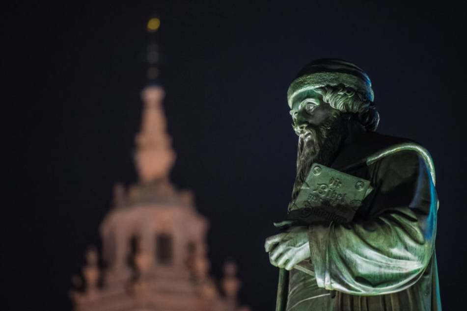 Gutenberg ist überall i Mainz: Hier eine Statue auf dem Gutenbergplatz.