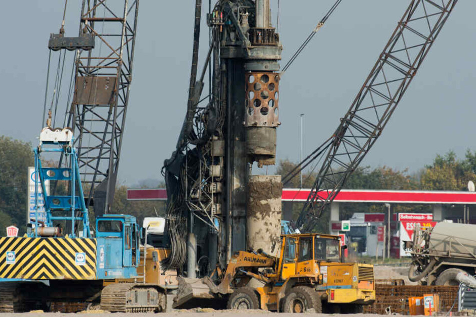 An der A7 klauten Diebe Baumaterialien, Werkzeuge, Baumaschinen und Dieselkraftstoff im Wert von 160.000 Euro (Symbolbild).