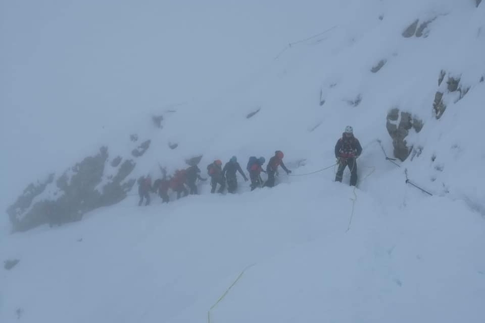 Mit dichten Schneegestöber rückte das Rettungsteam aus, um dem Paar zu helfen.