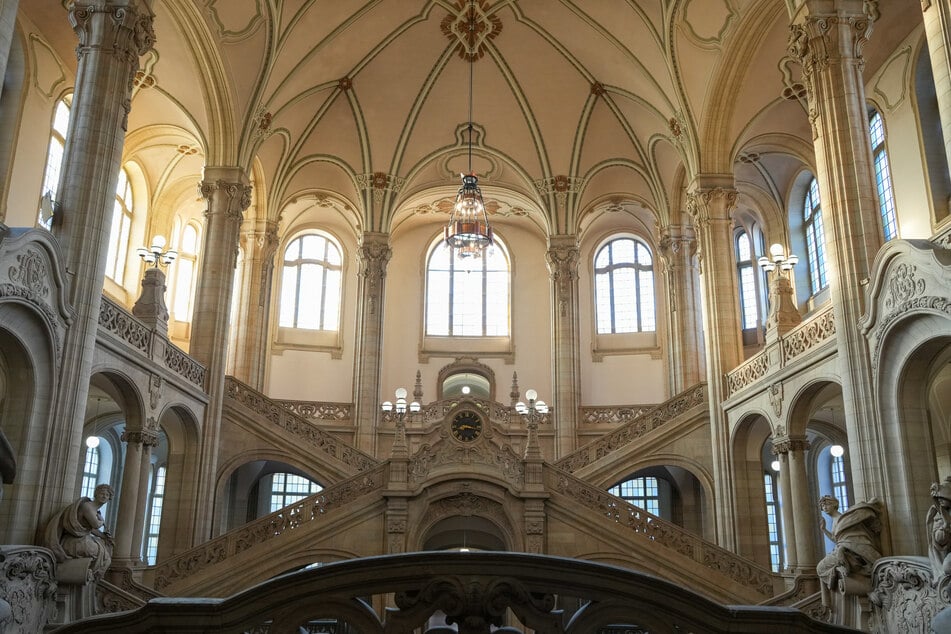 Berlin: Luxuswagen und Masken: Vier Angeklagte wegen Millionen-Betrug vor Gericht