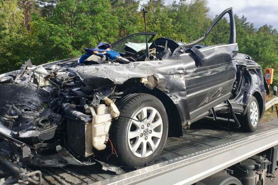 Ein Auto ist auf der A2 mit voller Wucht in einen Lkw gekracht.