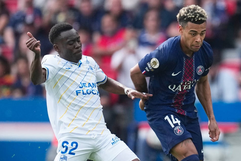 Arthur Avom (21, l.) hat in der League 1 auch schon Tuchfühlung mit PSG-Stars wie Désiré Doué (21) aufgenommen.