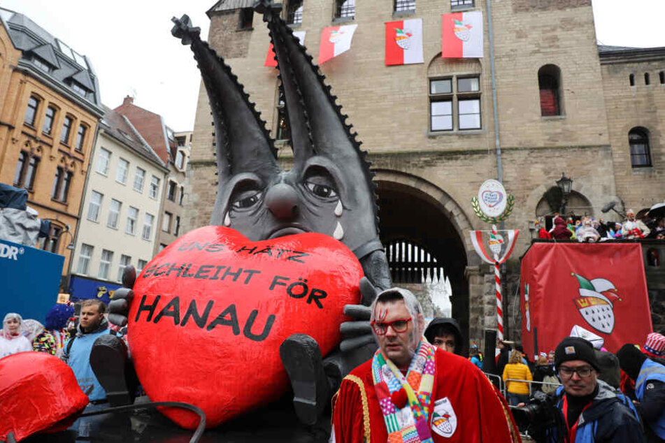 Nordrhein-Westfalen, Köln: Der Motivwagen "Uns Hätz schleiht för Hanau" zum Anschlag von Hanau fährt mit beim Rosenmontagszug.