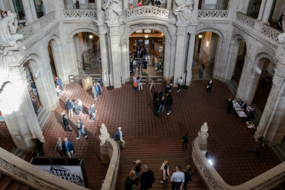 Zahlreiche Besucher stehen im Foyer des Kriminalgerichts Moabit, um am "Tag der offenen Tür" einen Blick hinter die Kulissen des Gerichts zu werfen. (Symbolbild)