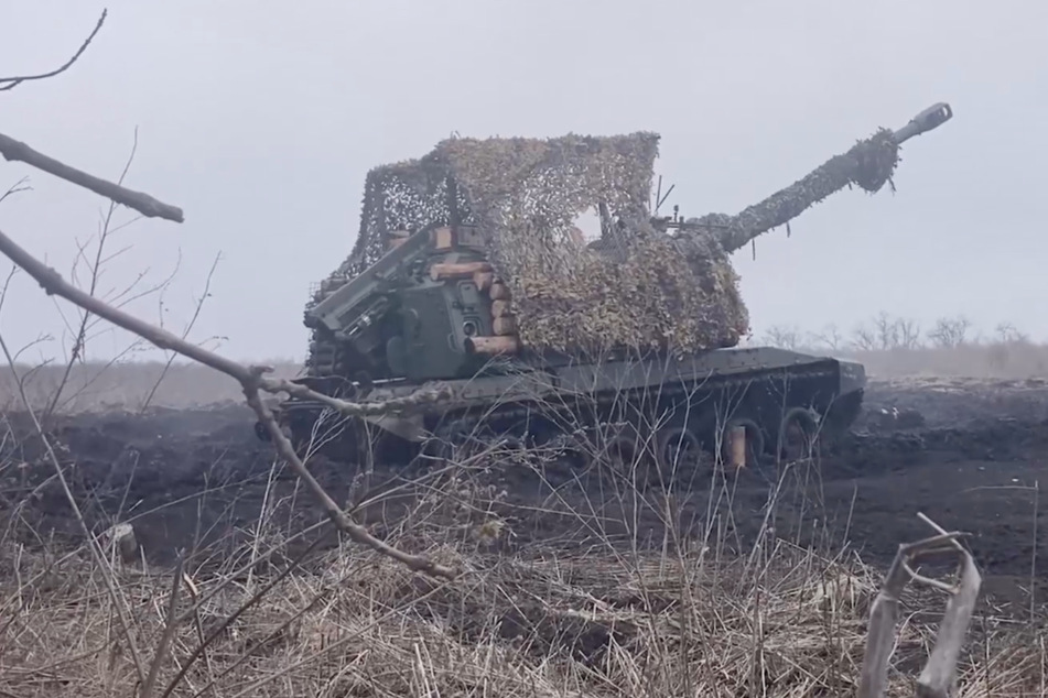 Eine russische Panzerhaubitze vom Typ Msta-S feuert auf ukrainische Stellungen.