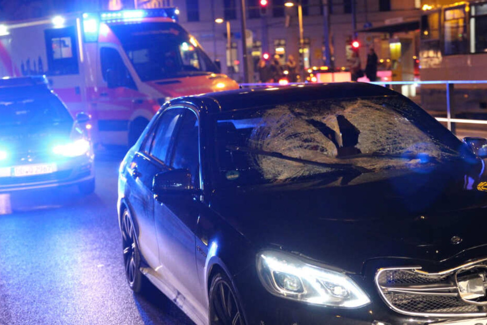 Am Dienstagabend wurde ein Passant von einem Mercedes der Luxusklasse erfasst.