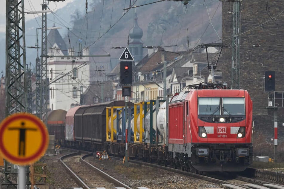 Der Beamte wurde von einem Güterzug erfasst (Symbolbild).