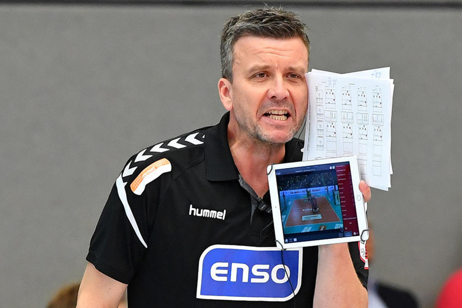 DSC-Coach Alex Waibl hat an seiner linken Hand ein Tablet. Mit dessen Hilfe kann er das Spiel live analysieren. Fotos: Lutz Hentschel