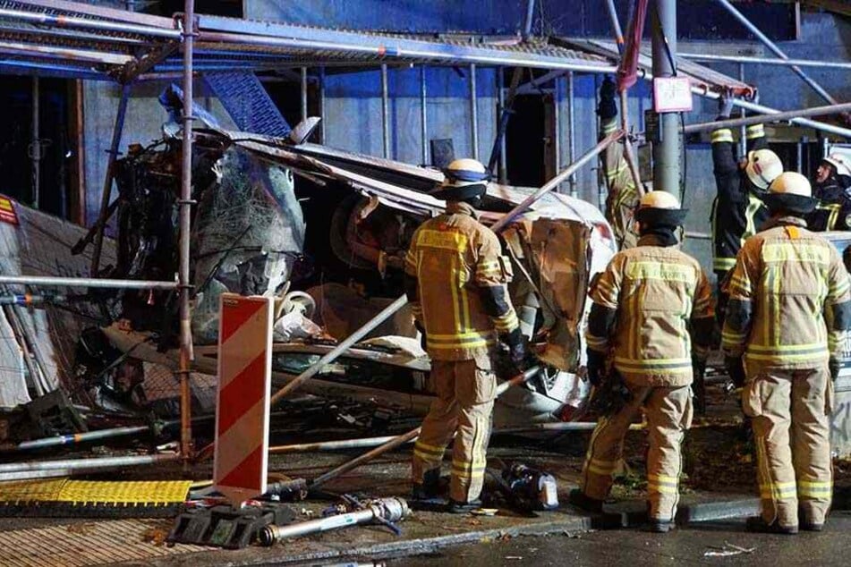 Kameraden der Feuerwehr an der Unfallstelle.