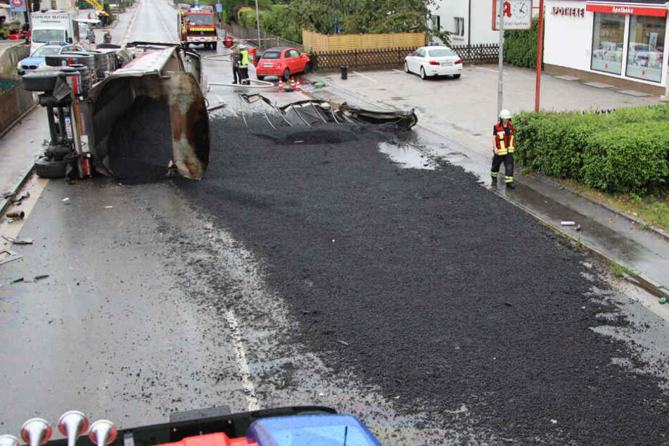 Die Ladung des einen Lastwagens ergoss sich auf die Straße und wurde hier fest.
