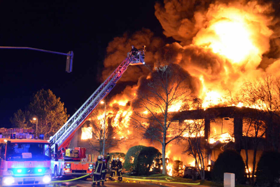 Bei der Bekämpfung des Brandes wurden zwei Feuerwehrmänner verletzt.