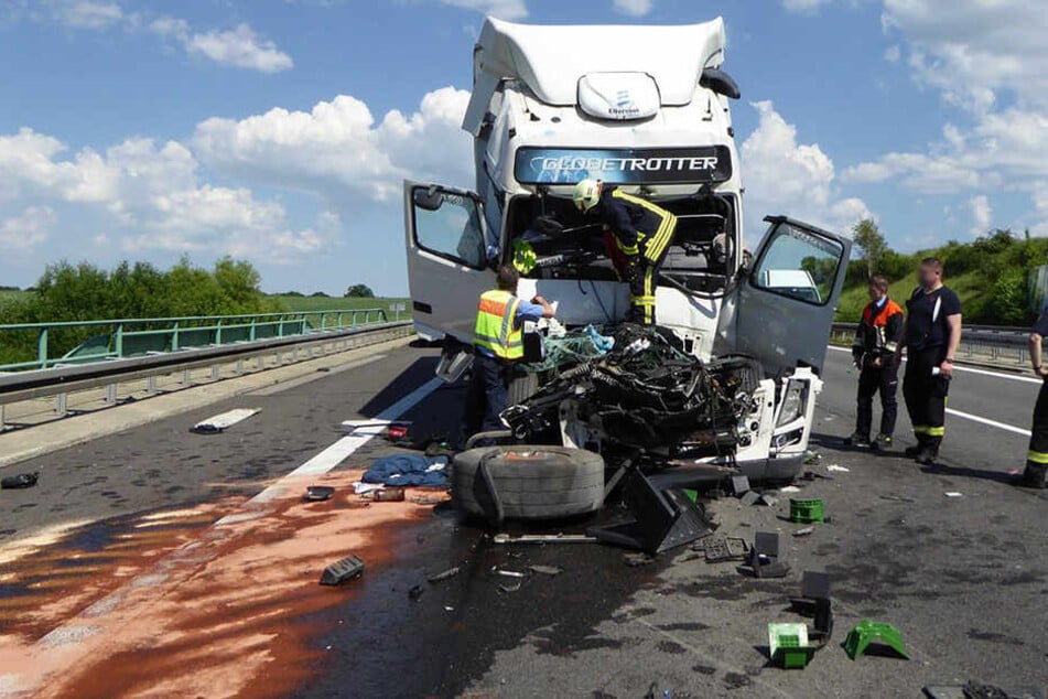 Der Lasterfahrer wurde schwer verletzt.