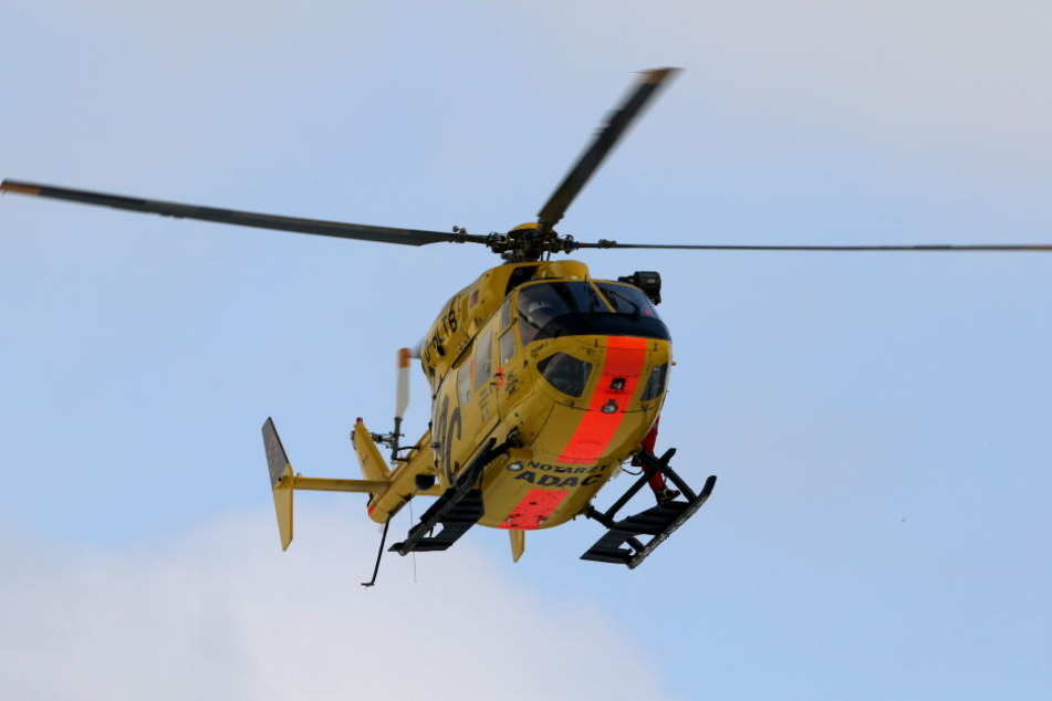 Auch der Rettungshubschrauber mit Notarzt war vor Ort im Einsatz. (Archivbild)