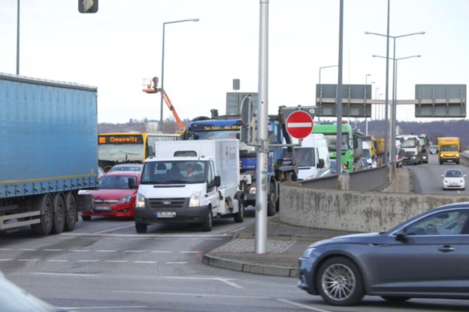 Im Bereich der Kreuzung kam es zu teils massiven Verkehrsbehinderungen.